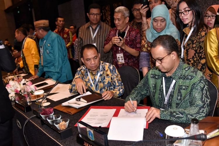 Gubernur DKI Jakarta Anies Baswedan menandatangani kesepakatan bersama kepala daerah dalam Rapat Kerja Nasional (Rakernas) Asosiasi Pemerintah Provinsi Seluruh Indonesia (APPSI) di Trans Luxury Hotel, Bandung, Kamis (22/2/2018).