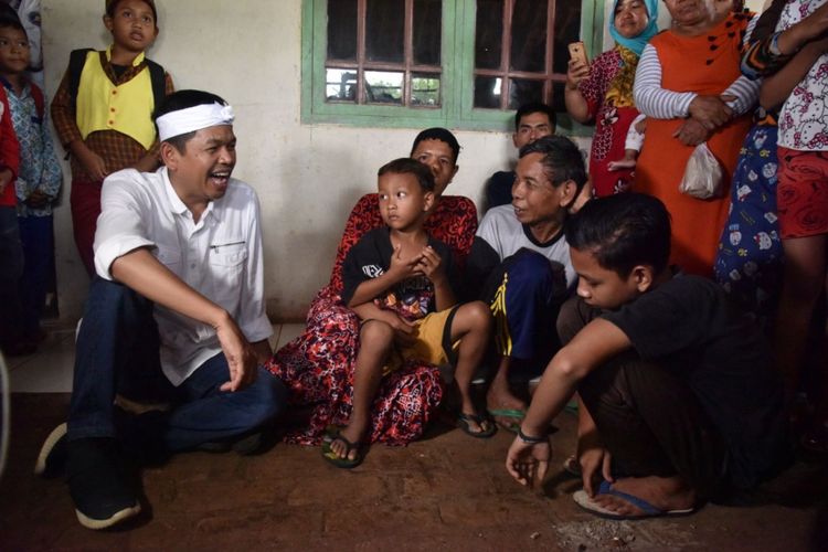 Dedi Mulyadi bertemu dengan keluarga seorang pelajar bernama Yusuf di Karawang, Jumat (23/2/2018).