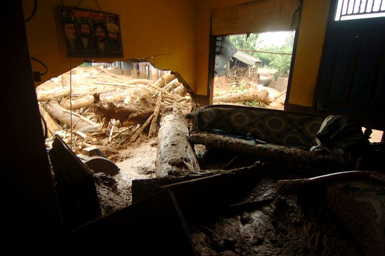 Situasi permukiman warga yang terkena banjir material longsor di Desa Pasirpanjang, Salem, Brebes, Jawa Tengah, Jumat (23/2/2018). Puluhan rumah hancur dan penuh lumpur akibat terkena material longsor bukit Gunung Lio.