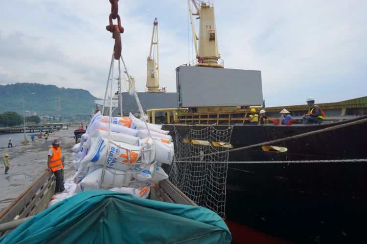 Beras asal Vietnam saat dipindahkan dari kapal MV Vinaship Diamond ke truk di Pelabuhan Tanjungwangi Jumat (23/2/2018)