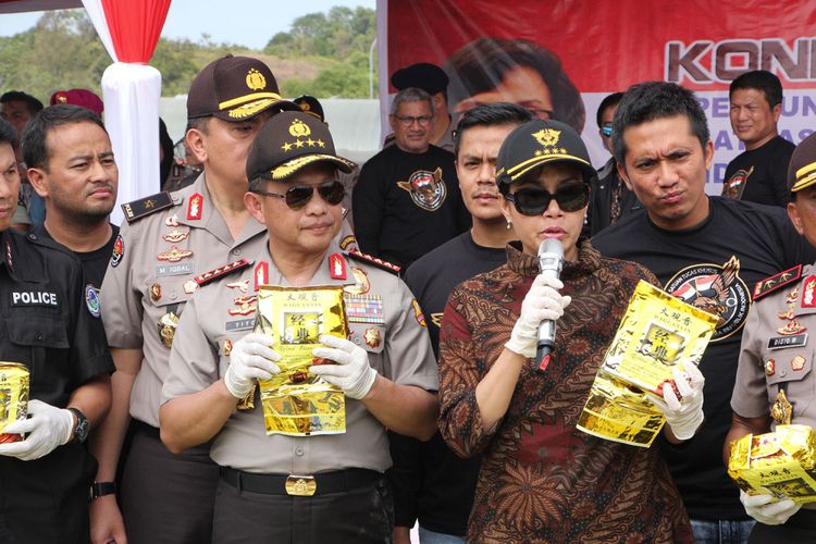 Kapolri Jenderal Tito Karnavian bersama Menteri Keuangan RI Sri Mulyani Indrawati menunjukkan barang bukti sabu 1,6 ton yang diamankan tim gabungan di Perairan Anambas, Kepulauan Riau.