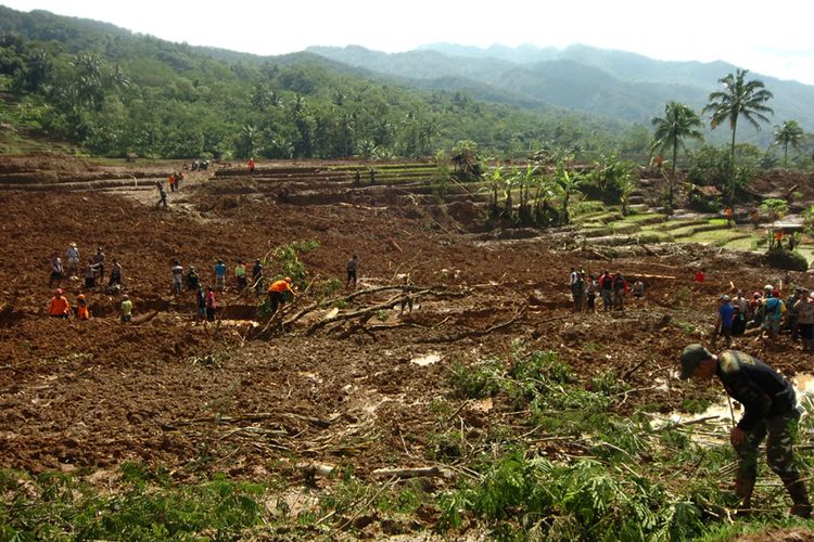 Sejumlah petugas melakukan pencarian korban longsor di Desa Pasirpanjang, Salem, Brebes, Jawa Tengah, Jumat (23/2/2018). Pencarian oleh petugas gabungan dan warga atas 18 warga korban longsor bukit Gunung Lio sementara ini belum membuahkan hasil.