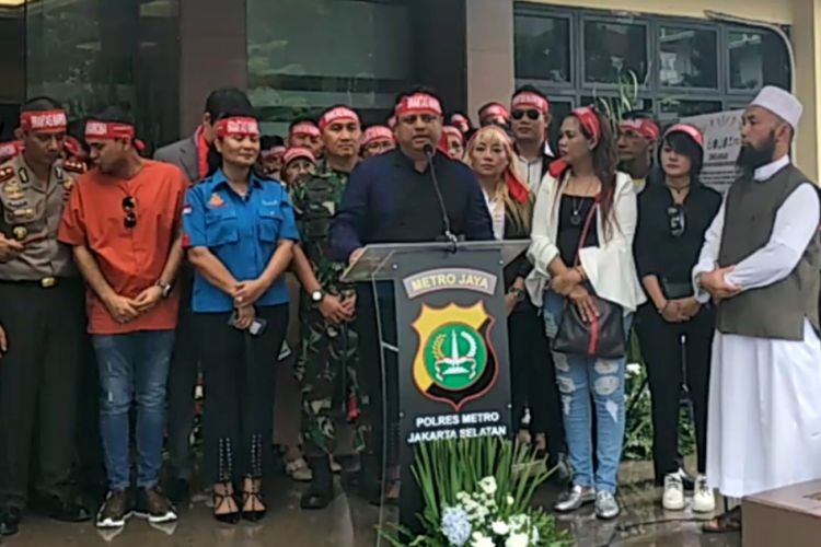 Ketua Imarindo, Nanda Persada, menyampaikan kata sambutan dalam acara deklarasi artis, manajer, dan produser berantas narkoba di Mapolres Metro Jakarta Selatan, Kamis (22/2/2018).