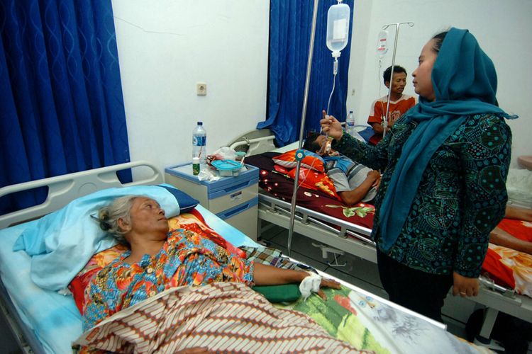 Dua korban longsor dirawat di ruang Puskesmas Bentar, Salem, Brebes, Jawa Tengah, Kamis (22/2/2018). Menurut Tim SAR, Basarnas dan BPBD diperkirakan sebanyak 18 warga masih tertimbun longsor, lima meninggal di tempat kejadian perkara dan 14 luka-luka.