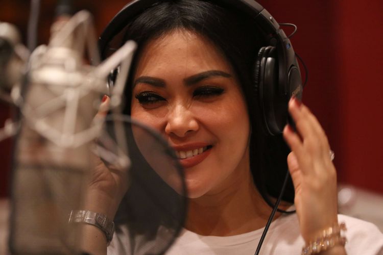 Syahrini saat take vokal di Studio milik Melly Goeslaw, Bintaro, Tangerang Selatan, Banten, Kamis (22/02/2018). Ia menjalani proses rekaman ini untuk soundtrack film terbarunya yang berjudul Bodyguard Ugal-Ugalan yang akan rilis pada bulan Juli mendatang.