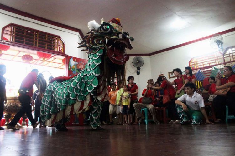 Suasana saat Barongsai Kilin usai dimandikan jelang perayaan Cap Go Meh di Vihara Maha Brahma Pan Kho Bio, Bogor, Jawa Barat. Warga Tionghoa Bogor rutin memandikan kilin, di Sungai Ciliwung. Kilin merupakan kasta tertinggi dari tradisi barong.