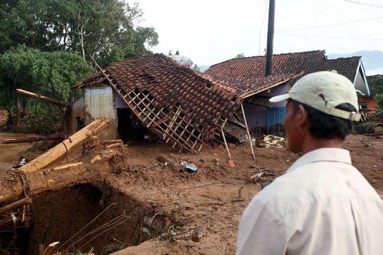 Kerusakan akibat tanah longsor yang menerjang Desa Pasirpanjang, Kecamatan Salem, Kabupaten Brebes, Jawa Tengah, Sabtu (24/2/2018). Peristiwa ini mengakibatkan lima orang tewas, 18 orang hilang, dan puluhan rumah rusak.