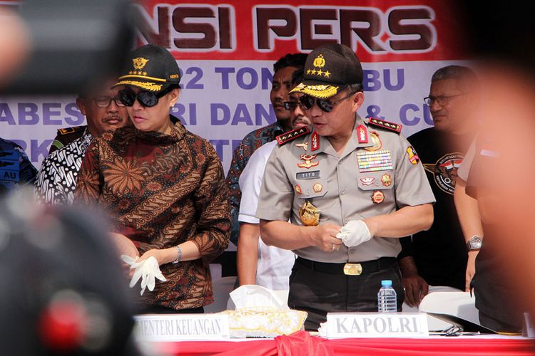 Menteri Keuangan Sri Mulyani Andrawati (kiri) bersama Kapolri Jenderal Tito Karnavian memperhatikan barang bukti narkoba jenis sabu di Dermaga Logistik Sekupang, Batam, Kepulauan Riau, Jumat (23/2/2018). Sebanyak 1,6 ton sabu disita dari kapal ikan berisi jaring ketam asal Taiwan dengan bendera Singapura KM 61870 MV Min Liang Yuyun yang ditangkap di perairan Karang Helen Mars berdekatan dengan Karang Banteng, Kabupaten Anambas, Kepulauan Riau pada Selasa, 20 Februari lalu.