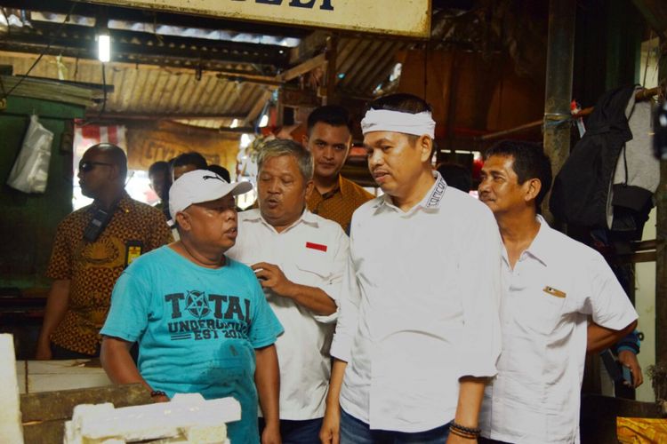 Dedi Mulyadi saat berkeliling di Pasar Kosambi, Kabupaten Karawang, Jumat (24/2/2018).