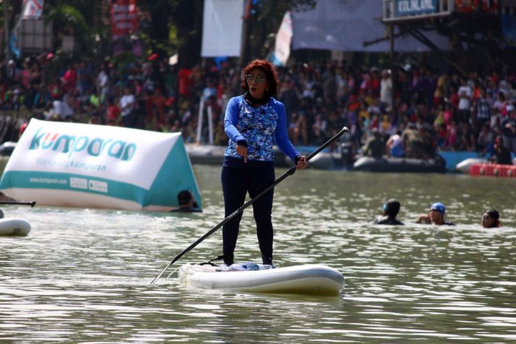 Aksi Menteri Kelautan dan Perikanan Susi Pudjiastuti saat adu cepat melawan Wakil Gubernur DKI Jakarta Sandiaga Uno di Danau Sunter, Jakarta Utara, Minggu (25/02/2018). Festival tersebut diadakan untuk menjawab tantangan Menteri Kelautan dan Perikanan Susi Pudjiastuti agar Gubernur DKI Jakarta Anies Baswedan dan Sandiaga menjadikan Danau Sunter seperti di Geneva, Swiss.