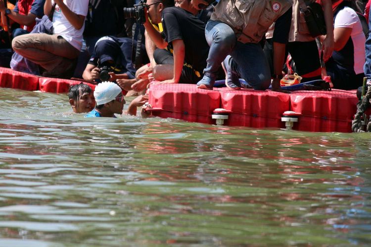 Wakil Gubernur DKI Jakarta Sandiaga Uno usai adu cepat melawan Menteri Kelautan dan Perikanan Susi Pudjiastuti di Danau Sunter, Jakarta Utara, Minggu (25/02/2018). Festival tersebut diadakan untuk menjawab tantangan Menteri Kelautan dan Perikanan Susi Pudjiastuti agar Gubernur DKI Jakarta Anies Baswedan dan Sandiaga menjadikan Danau Sunter seperti di Geneva, Swiss.