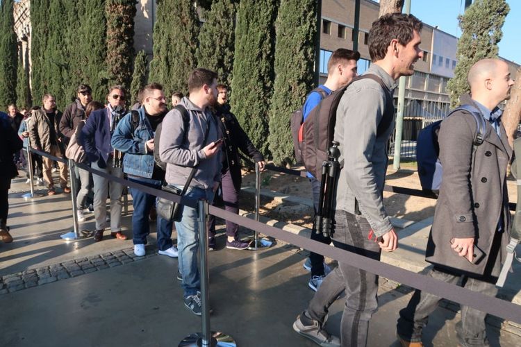 Suasana detik-detik jelang peluncuran Samsung Galaxy S9 dan S9 Plus di Hall 1 Fira Montjuic, Barcelona, Spanyol, Minggu (25/2/2018).