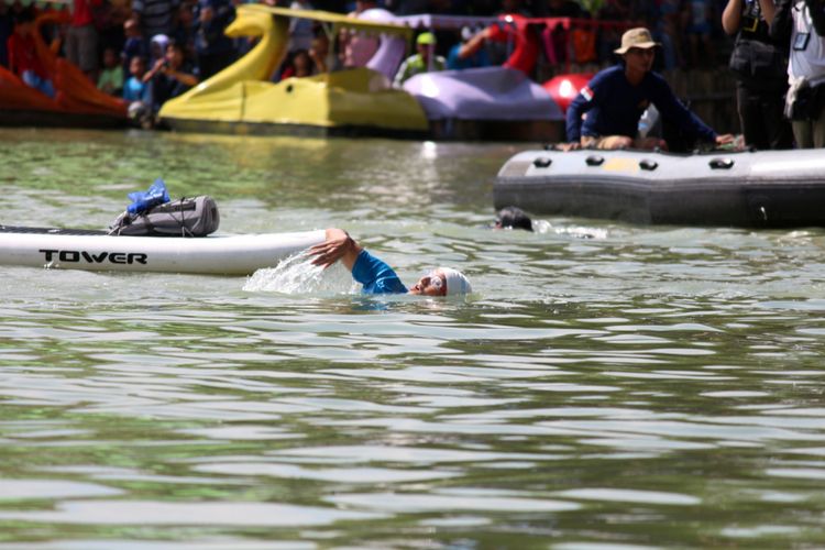 Wakil Gubernur DKI Jakarta Sandiaga Uno berenang saat adu cepat melawan Menteri Kelautan dan Perikanan Susi Pudjiastuti di Danau Sunter, Jakarta Utara, Minggu (25/02/2018). Festival tersebut diadakan untuk menjawab tantangan Menteri Kelautan dan Perikanan Susi Pudjiastuti agar Gubernur DKI Jakarta Anies Baswedan dan Sandiaga menjadikan Danau Sunter seperti di Geneva, Swiss. 