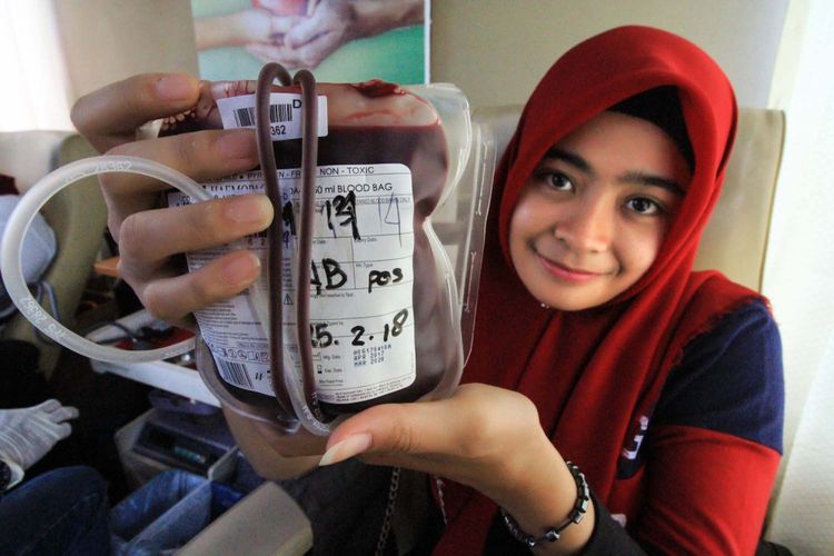 Pendonor pemula menunjukkan darah seusai mendonorkan darah melalui petugas Unit Tranfusi Darah (UTD) Palang Merah Indonesia (PMI) Aceh Utara di Lhokseumawe, Aceh, Minggu (25/2). Donor darah dengan menjaring pendonor pemula di Aceh itu untuk persediaan darah PMI sekaligus mendukung program PMI pusat untuk target pencapaian kebutuhan 5,1 juta kantong darah per tahun di seluruh Indonesia. ANTARA FOTO/Rahmad/kye/18.