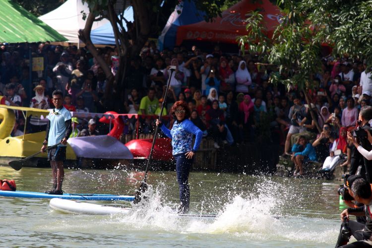 Aksi Menteri Kelautan dan Perikanan Susi Pudjiastuti sebelum adu cepat melawan Wakil Gubernur DKI Jakarta Sandiaga Uno di Danau Sunter, Jakarta Utara, Minggu (25/02/2018). Festival tersebut diadakan untuk menjawab tantangan Menteri Kelautan dan Perikanan Susi Pudjiastuti agar Gubernur DKI Jakarta Anies Baswedan dan Sandiaga menjadikan Danau Sunter seperti di Geneva, Swiss. 