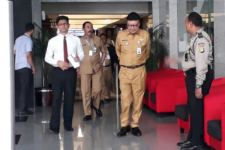 Wakil Ketua KPK Laode M Syarif dan Mendagri Tjahjo Kumolo di gedung KPK, Kuningan, Jakarta, Senin (26/2/2018).
