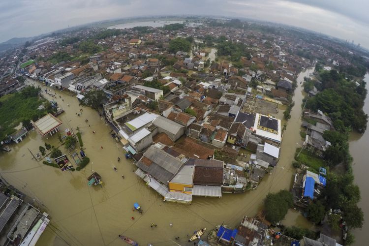 Foto udara permukiman terdampak banjir di Dayeuh Kolot, Kabupaten Bandung, Jawa Barat, Senin (26/2). Luapan Sungai Citarum yang merendam sedikitnya 9.000 rumah di 8 kecamatan Kabupaten Bandung akibat hujan dengan intensitas tinggi sejak Jumat (23/2), hingga saat ini belum surut. ANTARA FOTO/Raisan Al Farisi/ama/18