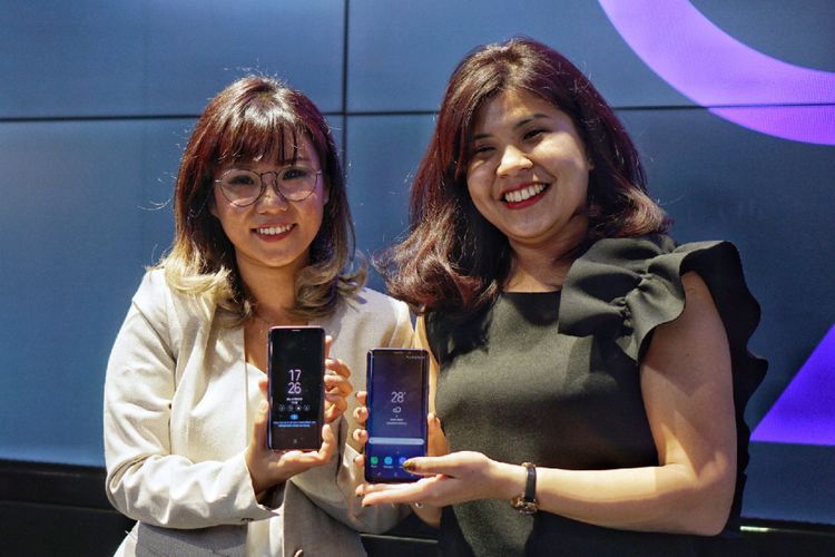 Product Marketing Manager Samsung Mobile Indonesia Annisa Maulina (kanan) dan Product Marketing Senior Manager Samsung Mobile Indonesia Selvia Gofar berpose dengan Galaxy S9 dan Galaxy S9 Plus dalam acara media interview di Jakarta, Senin (26/2/2018).