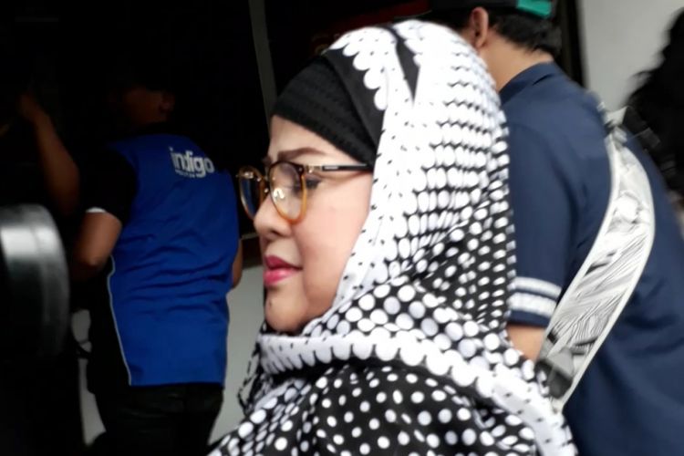 Elvy Sukaesih tiba di Ditresnarkoba Polda Metro Jaya, Jakarta Selatan, Senin (26/2/2018), untuk menjalani pemeriksaan berkait kasus narkoba yang menjerat anak-anak dan menantunya.