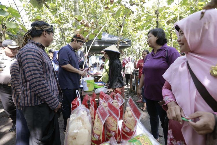 Wali Kota Semarang Hendrar Prihadi meresmikan Pasar Jaten di Sukorejo, Semarang, Minggu (25/2/2018)