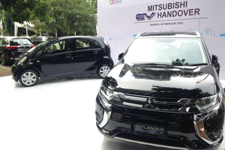 Penyerahan mobil plug-in hybrid dan listrik Mitsubishi kepada Kementerian Perindustrian, Senin (26/2/2018).