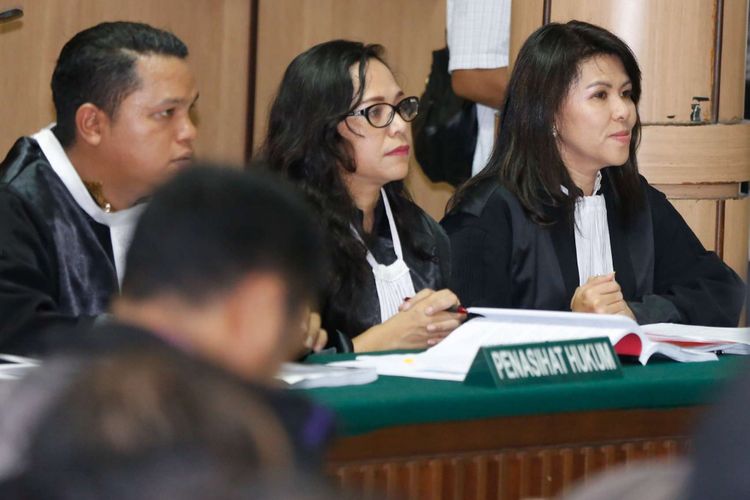 Tim kuasa hukum Basuki Tjahaja Purnama alias Ahok, yaitu Fifi Lety Indra (kanan) yang merupakan adik kandung Ahok, Josefina Agatha Syukur (tengah), dan Daniel (kiri), bersiap mengikuti sidang Peninjauan Kembali (PK) vonis dua tahun penjara terhadap Ahok di Pengadilan Negeri Jakarta Utara, Jakarta, Senin (26/2/2018). Dalam persidangan tersebut majelis hakim telah memeriksa bukti baru atau novum yang diberikan tim kuasa hukum, dan majelis hakim tidak langsung memutuskan permohonan PK Ahok diterima atau ditolak, namun Keputusan akhir akan dilakukan Mahkamah Agung.