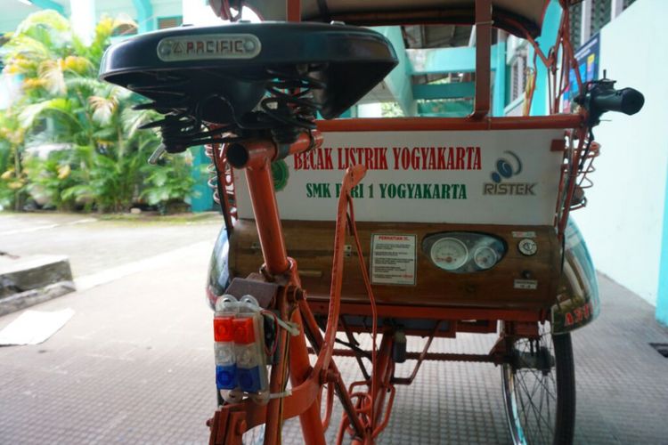 Becak listrik tenaga Surya SMK Piri I Yogyakarta dilengkapi spedometer untuk mengetahui daya 