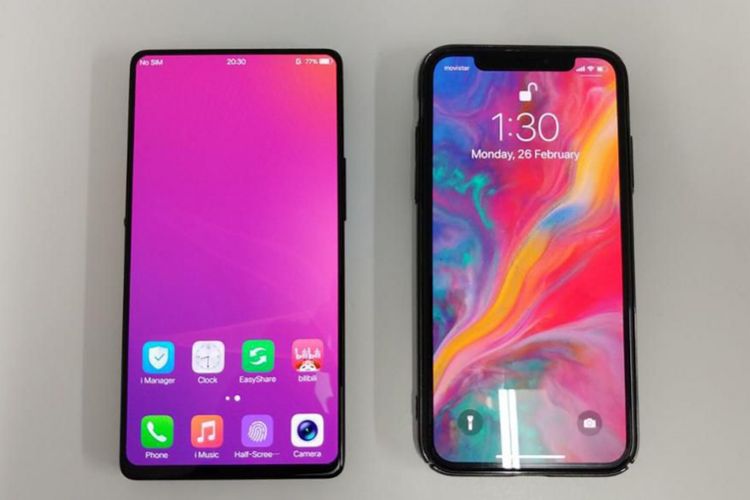 Vivo Apex (kiri) disandingkan dengan iPhone X.