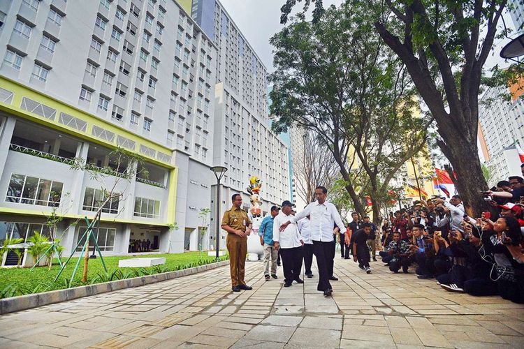 Presiden Joko Widodo (kanan) didampingi Menpora Imam Nahrawi (kedua kiri), Menteri PUPR Basuki Hadimuljono (kedua kanan) dan Gubernur DKI Jakarta Anies Baswedan meninjau Wisma Atlet Kemayoran, Jakarta, Senin (26/2/2018). Kunjungan tersebut untuk mengetahui kesiapan Wisma Atlet untuk para atlet pada Asian Games 2018.