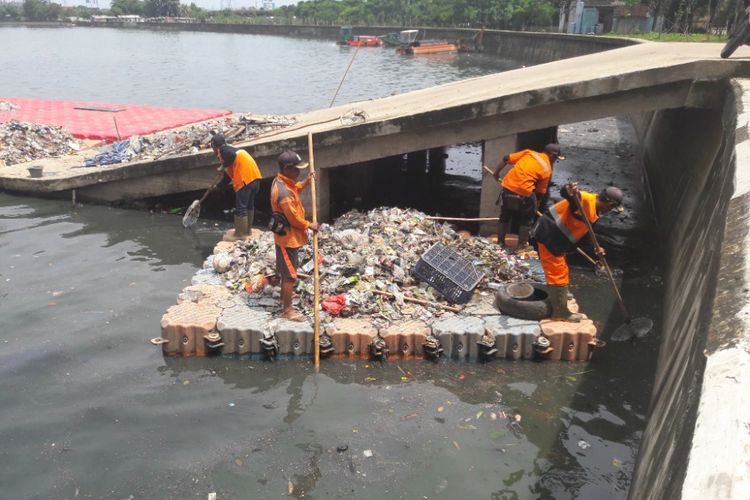 Sejumlah petugas membersihkan sampah yang menggenangi Danau Sunter Utara, Selasa (27/2/2018)