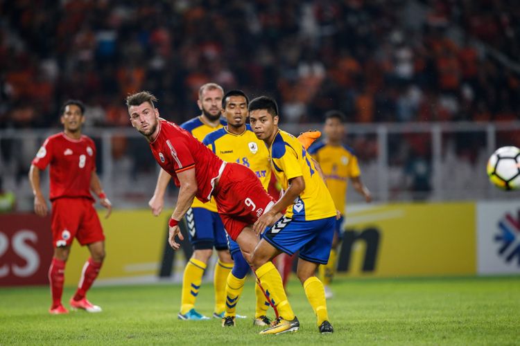 Pemain Persija Jakarta, Marko Simic, berebut bola dengan pemain Tampines Rovers pada laga kedua Grup H Piala AFC di Stadion Utama Gelora Bung Karno, Jakarta, Rabu (28/2/2018). Persija menang telak dengan skor 4-1.