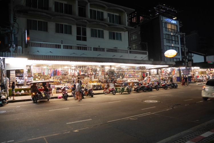 Suasana malam hari yang semakin ramai di Kota Pattaya, Thailand.