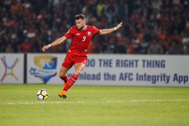 Pemain Persija Jakarta Marko Simic melakukan tendangan ke arah kiper Tampines Rovers pada laga kedua Grup H Piala AFC di Stadion Utama Gelora Bung Karno, Jakarta, Rabu (28/2/2018). Persija menang telak dengan skor 4-1.