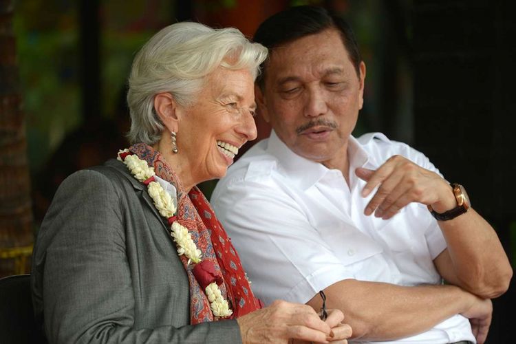 Managing Director Dana Moneter Internasional (IMF) Christine Lagarde (kiri) berbincang dengan Menteri Koordinator Kemaritiman Luhut Binsar Pandjaitan (atas, kanan) dalam kunjungan Lagarde di Cilincing, Jakarta, Rabu (28/2/2018).  Lagarde menyambangi Jakarta untuk pertemuan internasional tingkat tinggi untuk persiapan tahunan IMF dan Kelompok Bank Dunia yang akan diadakan di Nusa Dua, Bali, Oktober mendatang.