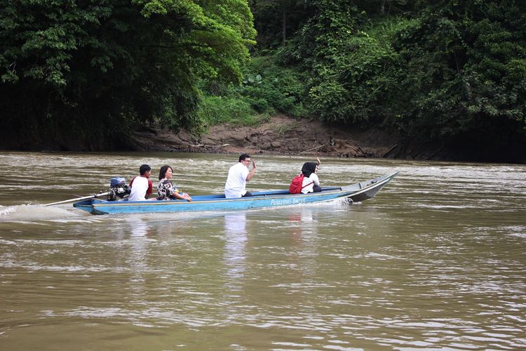 Tenaga medis dari Puskesmas Binter Lumbis Ogong yang memberikan layanan kesehatan kepada warga perbatasan dengan menggunakana perahu. Terisolasinya warga Lumbis Ogong membuat mereka meminta pemerintah memfungsikan kembali bandara perintis Tao Lumbis yang sudah puluhan tahun mangkrak.