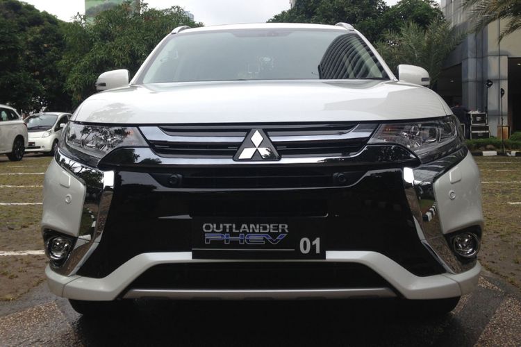 Mitsubishi Outlander PHEV yang diserahkan kepada Kementerian Perindustrian, sebagai bahan studi.