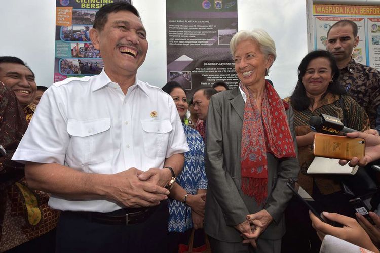Managing Director International Monetary Fund (IMF) Christine Lagarde (kanan) dan Menteri Koordinator Kemaritiman Luhut Binsar Pandjaitan (atas, kanan) menggelar konferensi pers di sela kunjungan Lagarde di Cilincing, Jakarta, Rabu (28/2/2018).