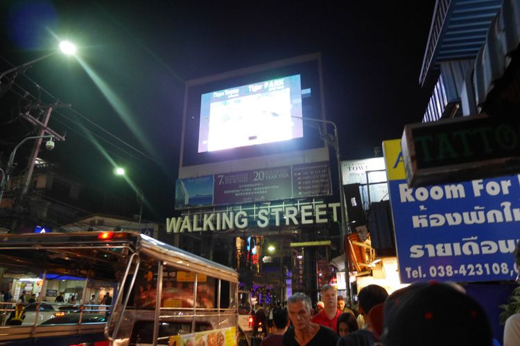 Malam hari  di Kota Pattaya, Thailand dapat menemukan banyak hiburan mulai dari hiburan, kuliner, dan belanja oleh-oleh.