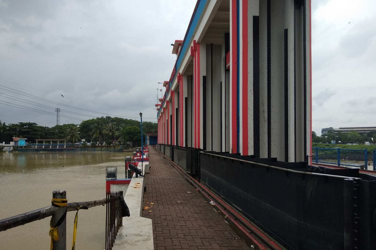 Bendung Pasar Baru di Tangerang yang mengatur debit air Sungai Cisadane.