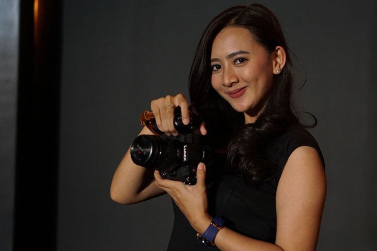 Model memamerkan kamera mirrorless Panasonic Lumix G9 dalam acara peluncuran di Jakarta, Rabu (28/2/2018).