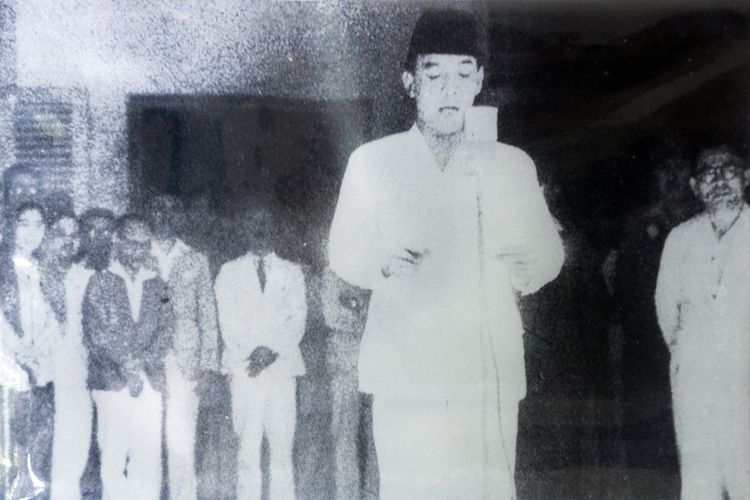 Soekarno membaca naskah proklamasi pada 17 Agustus 1945