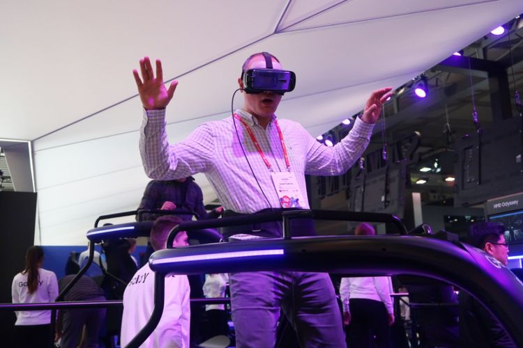 Pengunjung booth Samsung merasakan pengalaman memakai Gear VR.