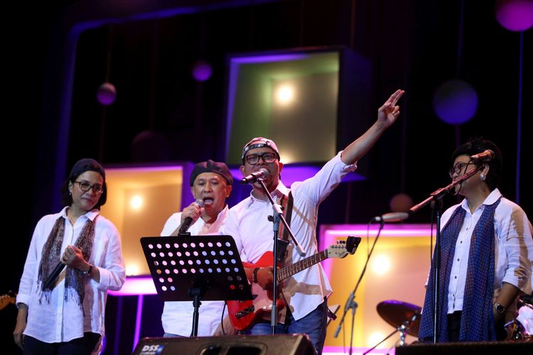Grup Band kolaborasi para menteri yang tergabung dalam Elek Yo Band tampil bersama Endah N Rhesa saat Java Jazz Festival 2018 hari pertama di JIExpo Kemayoran, Jakarta Pusat, Jumat (2/3/2018) malam. 