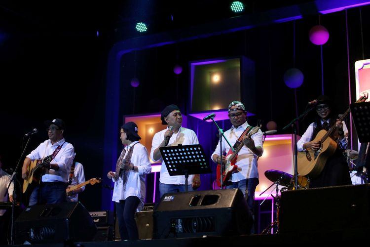 Grup Band kolaborasi para menteri yang tergabung dalam Elek Yo Band tampil bersama Endah N Rhesa saat Java Jazz Festival 2018 hari pertama di JIExpo Kemayoran, Jakarta Pusat, Jumat (2/3/2018) malam. Sejumlah penyanyi seperti Tesla Manaf, Dira Sugandi, Kunto Aji, dan Lee Ritenour, dan Dionne Warwick tampil menghibur penonton pada hari pertama Java Jazz Festival 2018.