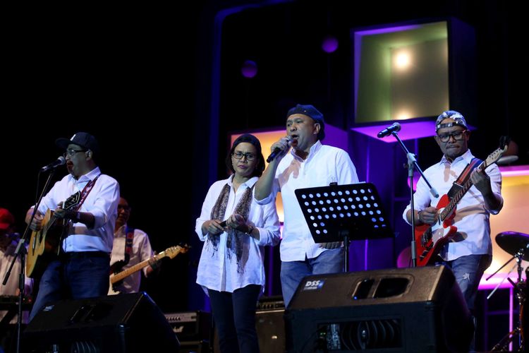 Grup Band kolaborasi para menteri yang tergabung dalam Elek Yo Band tampil bersama Endah N Rhesa saat Java Jazz Festival 2018 hari pertama di JIExpo Kemayoran, Jakarta Pusat, Jumat (2/3/2018) malam.