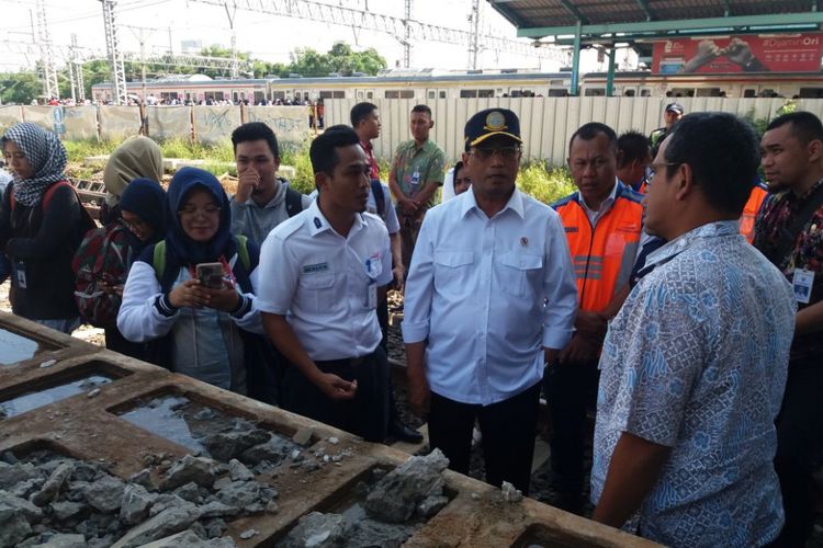 Menteri Perhubungan (Menhub) Budi Karya Sumadi mengunjungi Stasiun Manggarai, Jakarta, Jumat (2/3/2018). 