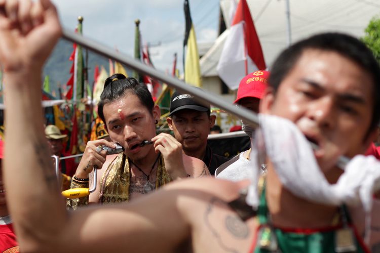 Aksi para Tatung dalam Cap Go Meh 2569 di Singkawang, Kalimantan Barat (2/3/2018)