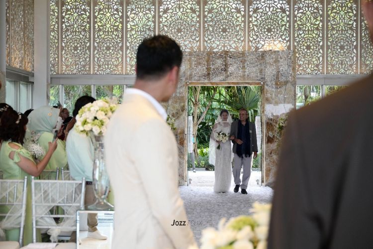 Artis peran Chicco Jerikho memandang Putri Marino yang berjalan menuju altar sebelum pemberkatan nikah mereka yang digelar di Sofitel Hotel Nusa Dua, Bali, Sabtu (3/3/2018).