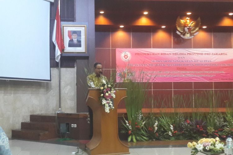 Gubernur DKI Jakarta memberikan sambutan pada acara pengukuhan Bidan Delima di Gedung BKKBN, Jakarta Timur, Sabtu (3/3/2018)