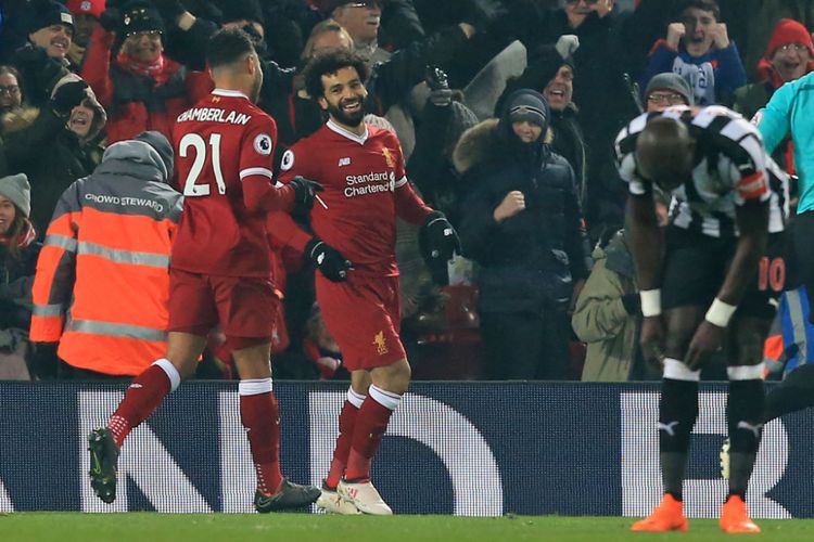 Mohamed Salah merayakan gol pertama Liverpool ke gawang Newcastle United pada pertandingan Premier League di Stadion Anfield, Sabtu (3/3/2018).